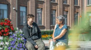 foto van 2 medewerkers
